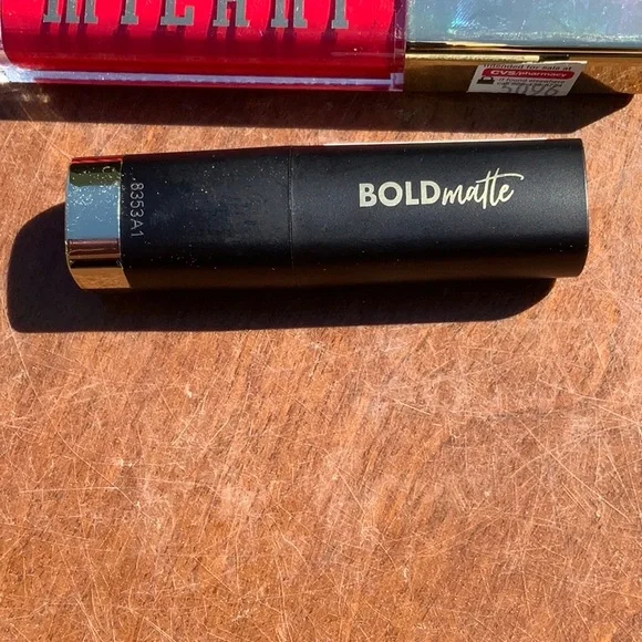 NWT MILANI LIP BUNDLE, ONE LIPSTICK, 2 LIP GLOSSES, & 1 LIP PLUMPER - Picture 3 of 5